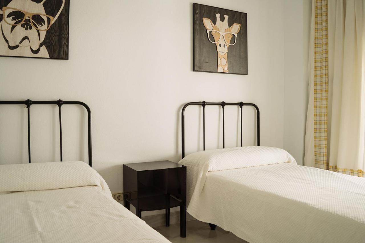 Komodo House - Bright Beachfront Duplex With Parking, Pool & Gym Apartamento Marbella