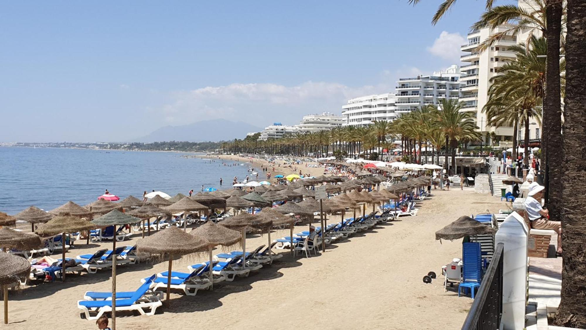 Komodo House - Bright Beachfront Duplex With Parking, Pool & Gym Marbella